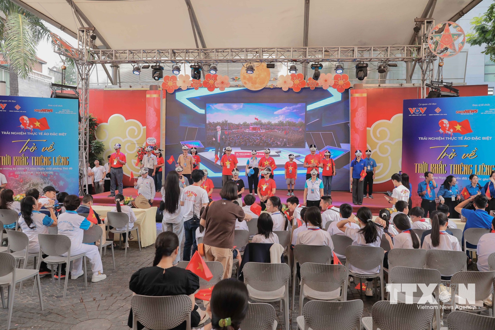Chương trình thu hút đông đảo người dân thuộc nhiều lứa tuổi đến tham gia, trải nghiệm trong dịp kỷ niệm Ngày Giải phóng Thủ đô. (Ảnh: Phan Phương/TTXVN)